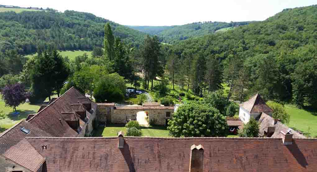 Aperçut de la propriété depuis le toit Nord. Ceci représente la vue depuis l&#039;arrière de la maison, c&#039;est la promesse de nombreuses balades en famille dans un cadre exceptionnel. Nous vous offrons calme et espace, un endroit magique que nous préservons depuis plusieurs générations pour vous accueillir dans les meilleurs conditions. ;p)